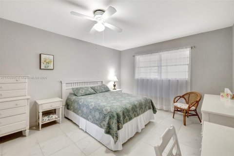 Condo in Lauderdale Lakes, Florida, 1 bedroom  № 1960012 - photo 17