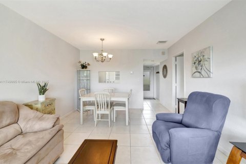 Condo in Lauderdale Lakes, Florida, 1 bedroom  № 1960012 - photo 6