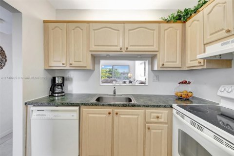 Condo in Lauderdale Lakes, Florida, 1 bedroom  № 1960012 - photo 10