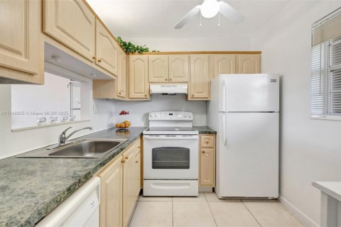 Condo in Lauderdale Lakes, Florida, 1 bedroom  № 1960012 - photo 9