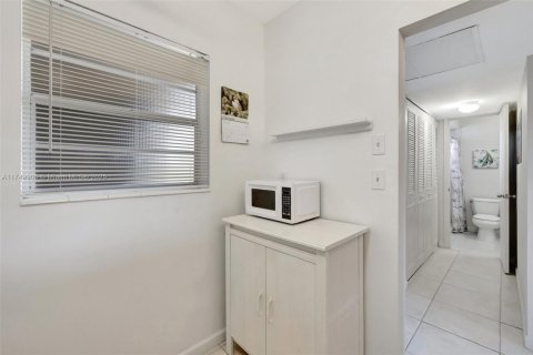 Condo in Lauderdale Lakes, Florida, 1 bedroom  № 1960012 - photo 11