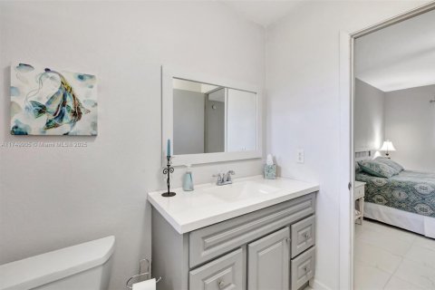 Condo in Lauderdale Lakes, Florida, 1 bedroom  № 1960012 - photo 15