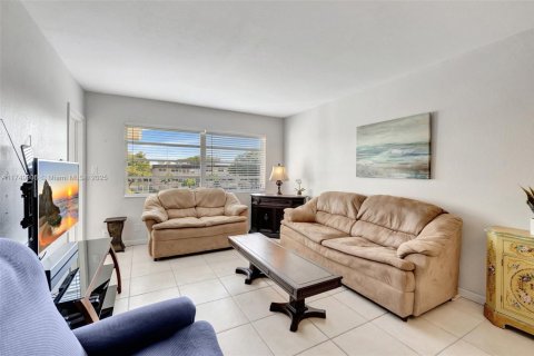 Condo in Lauderdale Lakes, Florida, 1 bedroom  № 1960012 - photo 2