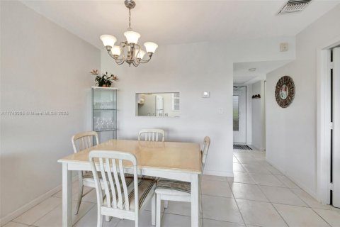 Condo in Lauderdale Lakes, Florida, 1 bedroom  № 1960012 - photo 8