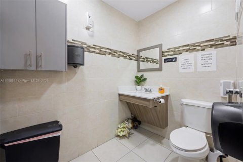 Propiedad comercial en venta en Doral, Florida № 1977654 - foto 22