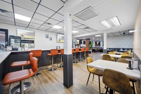 Propiedad comercial en venta en Doral, Florida № 1977654 - foto 8