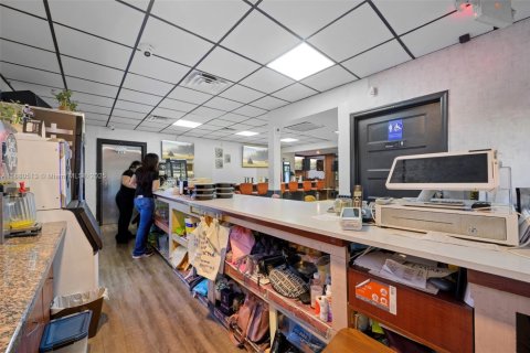 Propiedad comercial en venta en Doral, Florida № 1977654 - foto 17