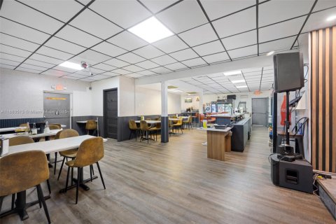 Propiedad comercial en venta en Doral, Florida № 1977654 - foto 12