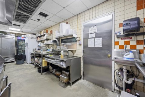 Propiedad comercial en venta en Doral, Florida № 1977654 - foto 18