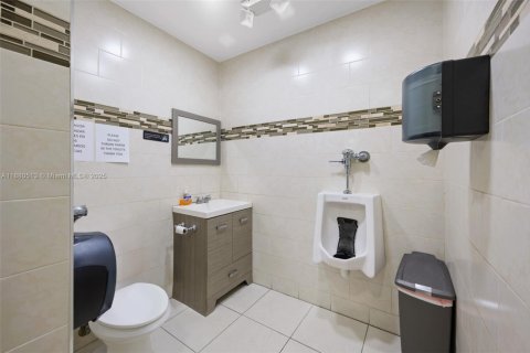 Propiedad comercial en venta en Doral, Florida № 1977654 - foto 21