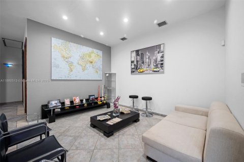 Propiedad comercial en venta en Doral, Florida № 1977654 - foto 23