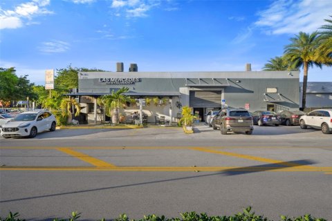 Propiedad comercial en venta en Doral, Florida № 1977654 - foto 1