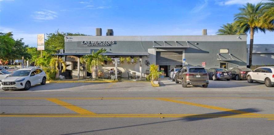 Propiedad comercial en Doral, Florida № 1977654