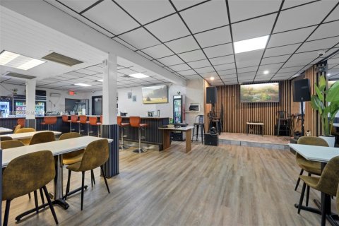 Propiedad comercial en venta en Doral, Florida № 1977654 - foto 11