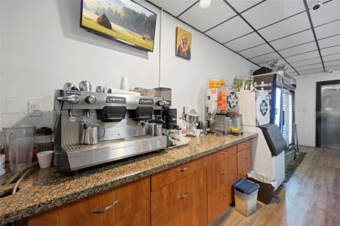 Propiedad comercial en venta en Doral, Florida № 1977654 - foto 16