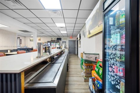 Propiedad comercial en venta en Doral, Florida № 1977654 - foto 13