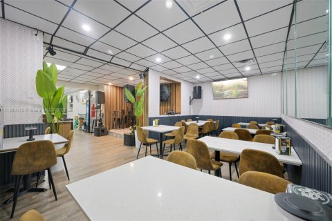 Propiedad comercial en venta en Doral, Florida № 1977654 - foto 10