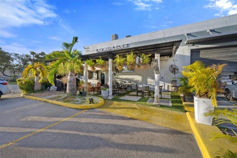 Propiedad comercial en venta en Doral, Florida № 1977654 - foto 2