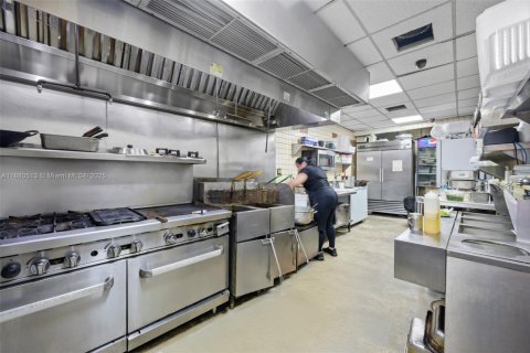 Propiedad comercial en venta en Doral, Florida № 1977654 - foto 19