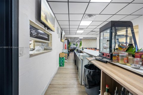 Propiedad comercial en venta en Doral, Florida № 1977654 - foto 14