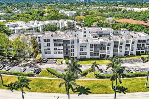 Condo in Plantation, Florida, 2 bedrooms  № 1861901 - photo 1