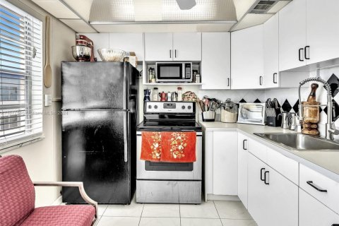 Condo in Plantation, Florida, 2 bedrooms  № 1861901 - photo 21
