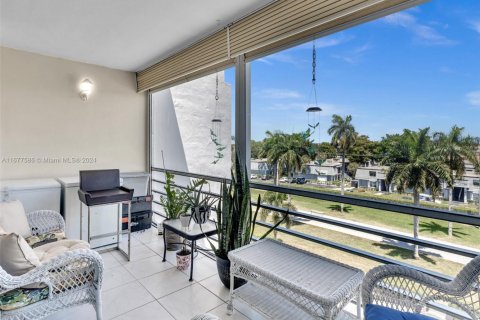 Condo in Plantation, Florida, 2 bedrooms  № 1861901 - photo 15