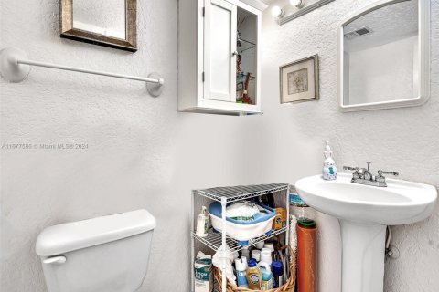 Condo in Plantation, Florida, 2 bedrooms  № 1861901 - photo 29