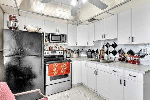 Condo in Plantation, Florida, 2 bedrooms  № 1861901 - photo 22