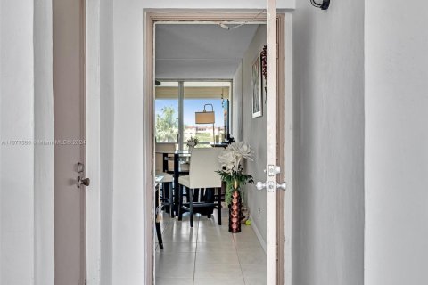 Condo in Plantation, Florida, 2 bedrooms  № 1861901 - photo 2