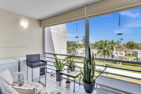 Condo in Plantation, Florida, 2 bedrooms  № 1861901 - photo 13