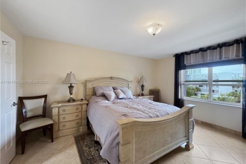 Condo in Hallandale Beach, Florida, 2 bedrooms  № 2060205 - photo 9