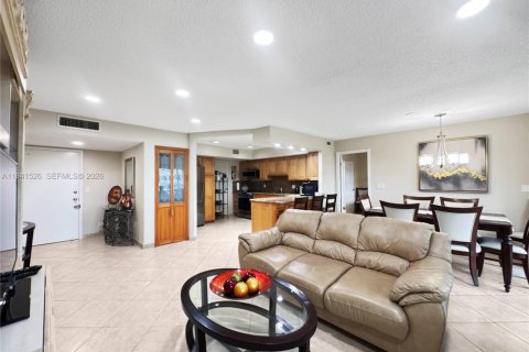 Condo in Hallandale Beach, Florida, 2 bedrooms  № 2060205