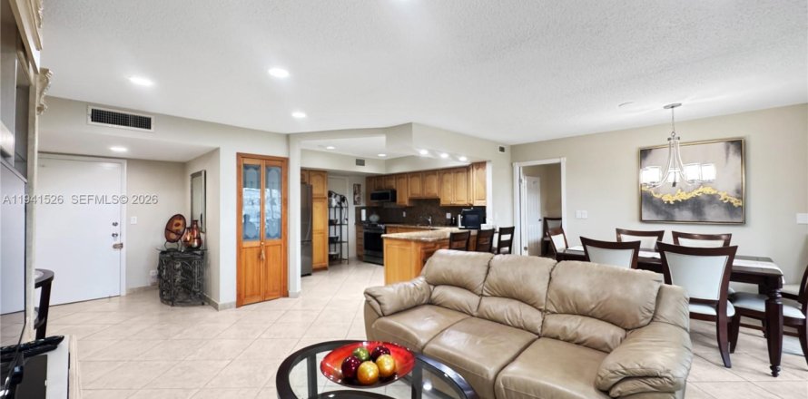 Condo in Hallandale Beach, Florida, 2 bedrooms  № 2060205
