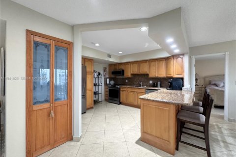 Condo in Hallandale Beach, Florida, 2 bedrooms  № 2060205 - photo 4