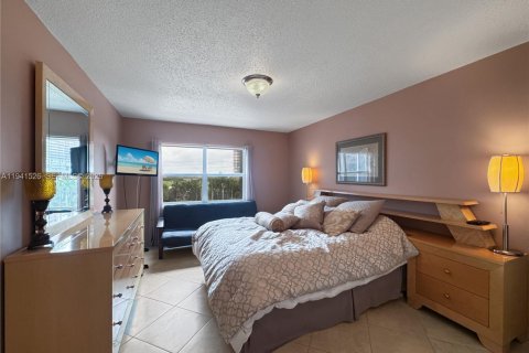 Condo in Hallandale Beach, Florida, 2 bedrooms  № 2060205 - photo 12