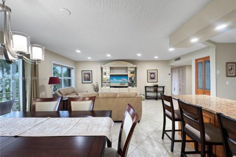 Condo in Hallandale Beach, Florida, 2 bedrooms  № 2060205 - photo 3