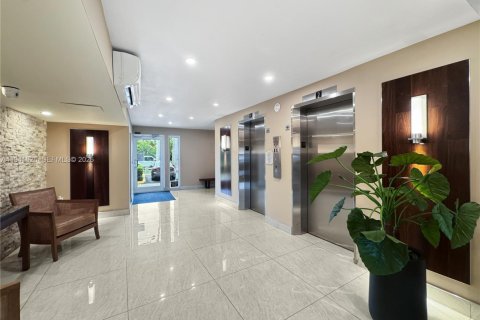 Condo in Hallandale Beach, Florida, 2 bedrooms  № 2060205 - photo 20