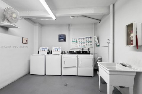 Condo in Hallandale Beach, Florida, 2 bedrooms  № 2060205 - photo 21