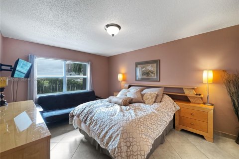 Condo in Hallandale Beach, Florida, 2 bedrooms  № 2060205 - photo 14