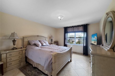 Condo in Hallandale Beach, Florida, 2 bedrooms  № 2060205 - photo 10