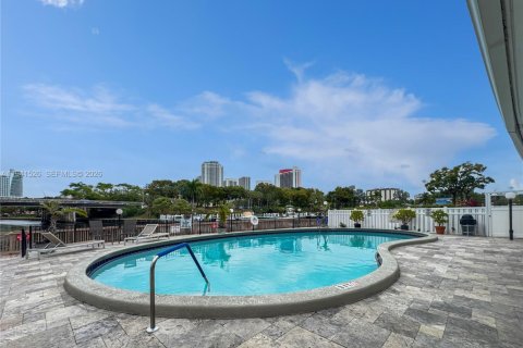Condo in Hallandale Beach, Florida, 2 bedrooms  № 2060205 - photo 23