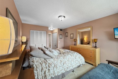 Condo in Hallandale Beach, Florida, 2 bedrooms  № 2060205 - photo 13