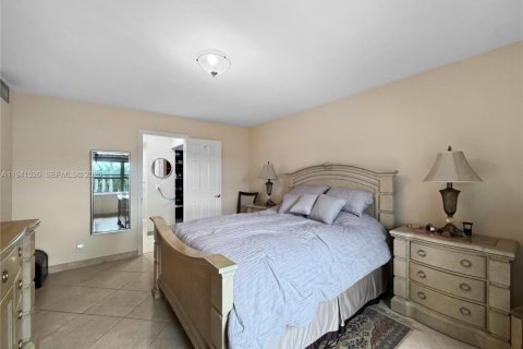 Condo in Hallandale Beach, Florida, 2 bedrooms  № 2060205 - photo 11