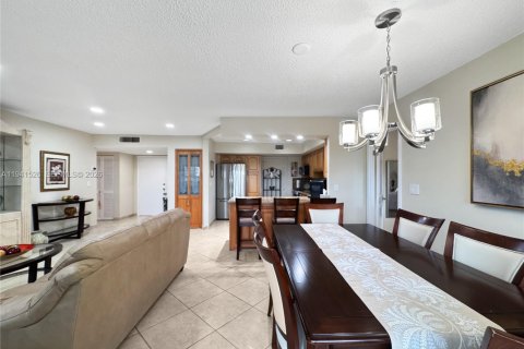 Condo in Hallandale Beach, Florida, 2 bedrooms  № 2060205 - photo 2