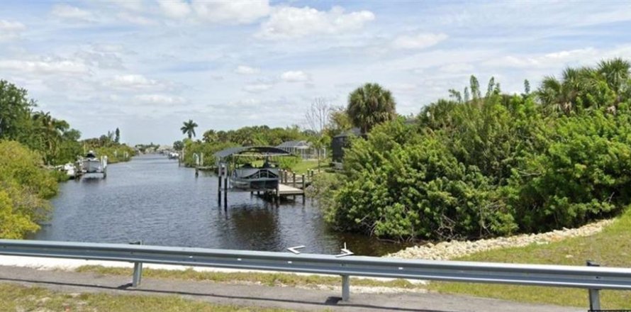 Land in Port Charlotte, Florida № 2105608