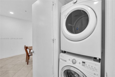 Condominio en venta en Hallandale Beach, Florida, 2 dormitorios, 105.54 m2 № 2008248 - foto 13