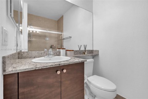 Condominio en venta en Hallandale Beach, Florida, 2 dormitorios, 105.54 m2 № 2008248 - foto 17