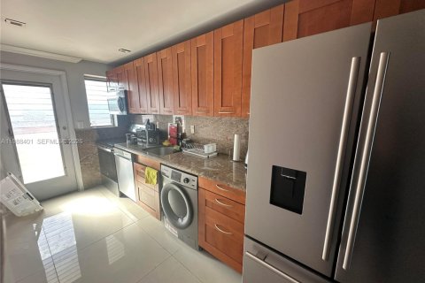 Condominio en North Miami Beach, Florida, 2 dormitorios  № 2050460