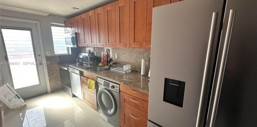 Condominio en North Miami Beach, Florida, 2 dormitorios  № 2050460